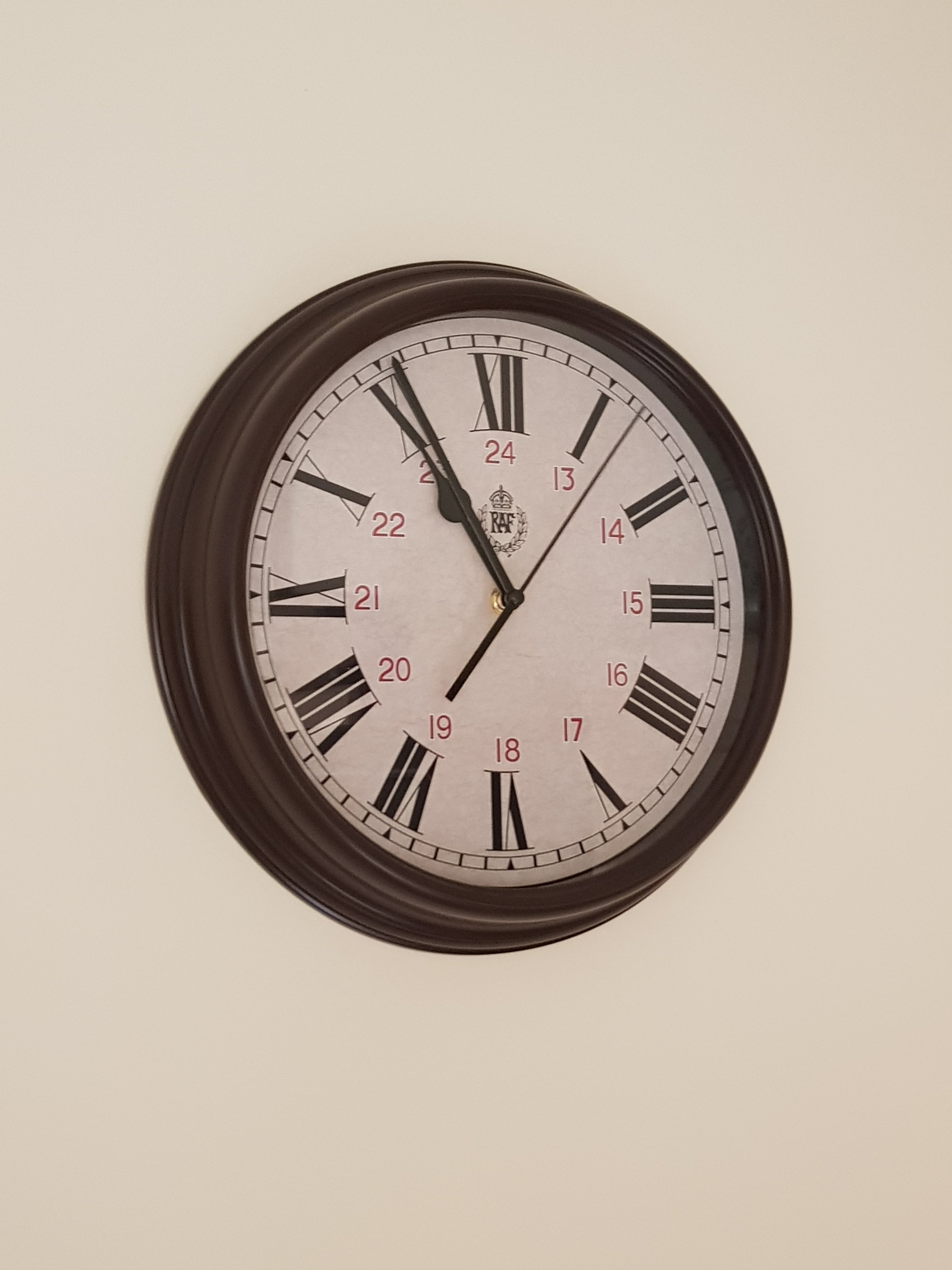Réplica de reloj de pared patrón RAF 1943 12/24 con movimiento de cuarzo silencioso y segundero barrido (tamaño 12"/30.5cm)