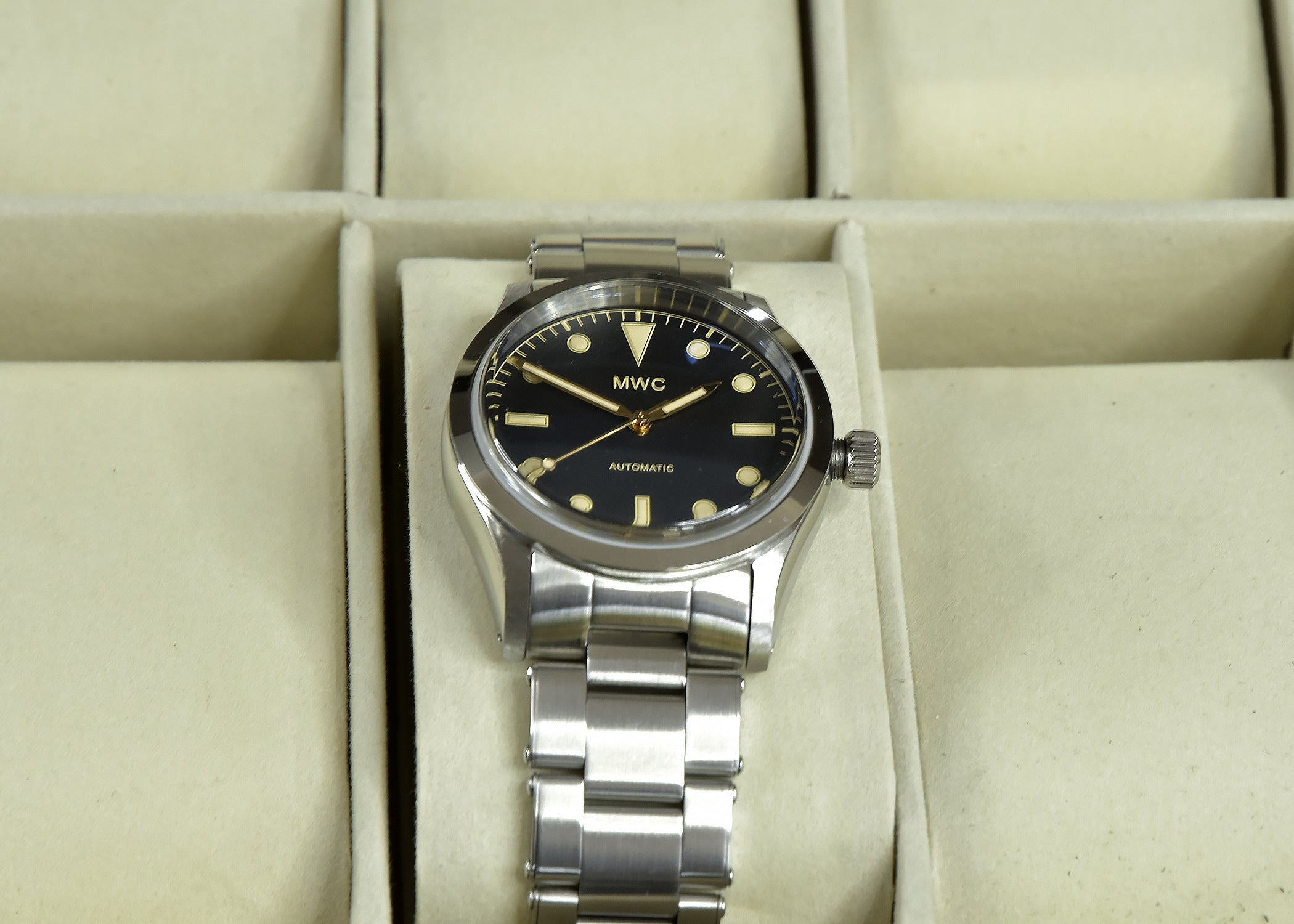 Boîte d'exposition pour montres en cuir PU pour 12 montres avec couvercle transparent et serrure