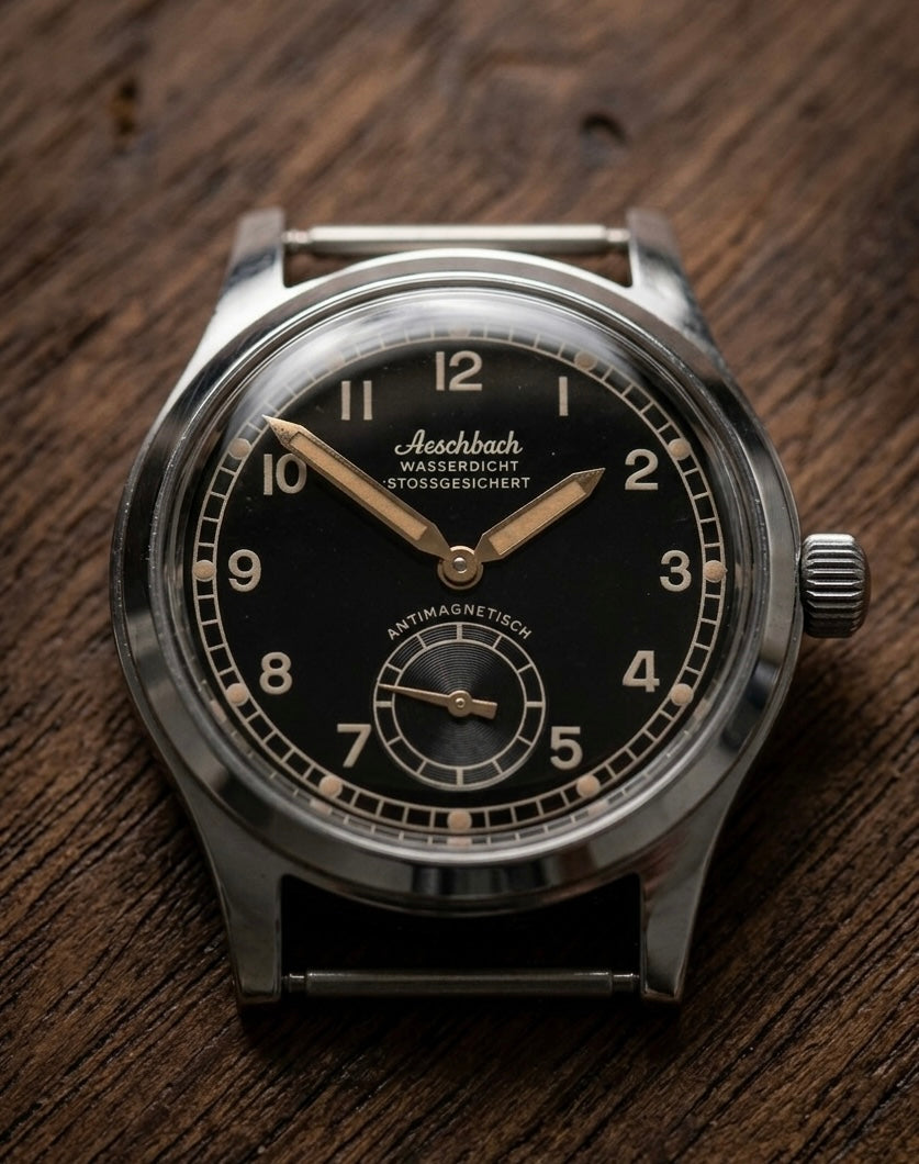 Aeschbach WW2 Muster Deutschland Luftwaffe / Reichsluftfahrtministerium (RLM) Piloten Uhr mit einem 24-Jewel Schweizer Sellita SW216 Uhrwerk und einem gewölbten Vintage-Box-Saphirglas