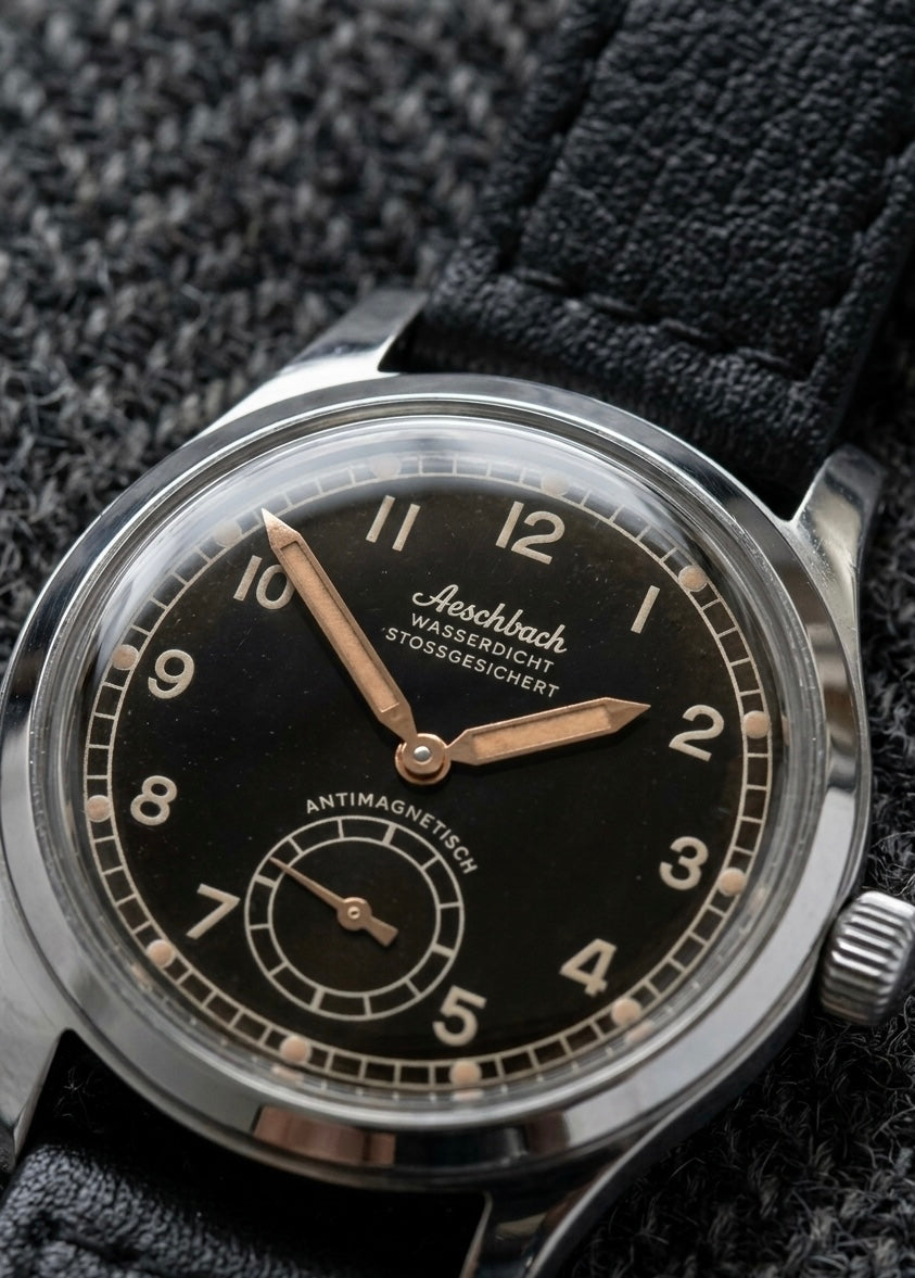 Aeschbach WW2 Muster Deutschland Luftwaffe / Reichsluftfahrtministerium (RLM) Piloten Uhr mit einem 24-Jewel Schweizer Sellita SW216 Uhrwerk und einem gewölbten Vintage-Box-Saphirglas