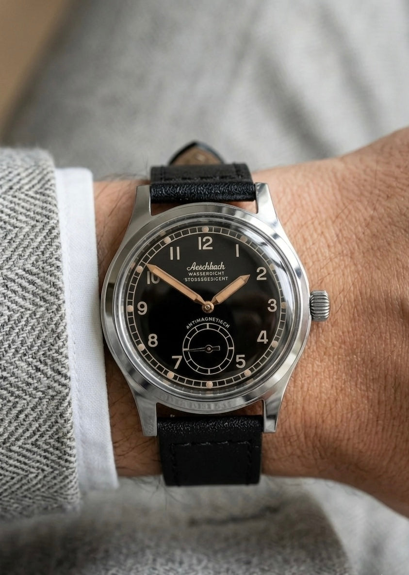 Aeschbach WW2 Muster Deutschland Luftwaffe / Reichsluftfahrtministerium (RLM) Piloten Uhr mit einem 24-Jewel Schweizer Sellita SW216 Uhrwerk und einem gewölbten Vintage-Box-Saphirglas