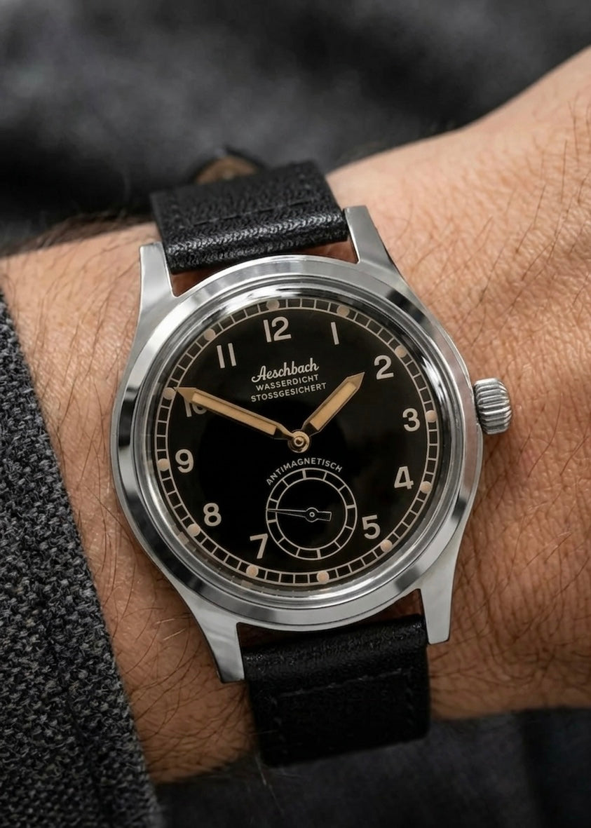 Aeschbach WW2 Muster Deutschland Luftwaffe / Reichsluftfahrtministerium (RLM) Piloten Uhr mit einem 24-Jewel Schweizer Sellita SW216 Uhrwerk und einem gewölbten Vintage-Box-Saphirglas