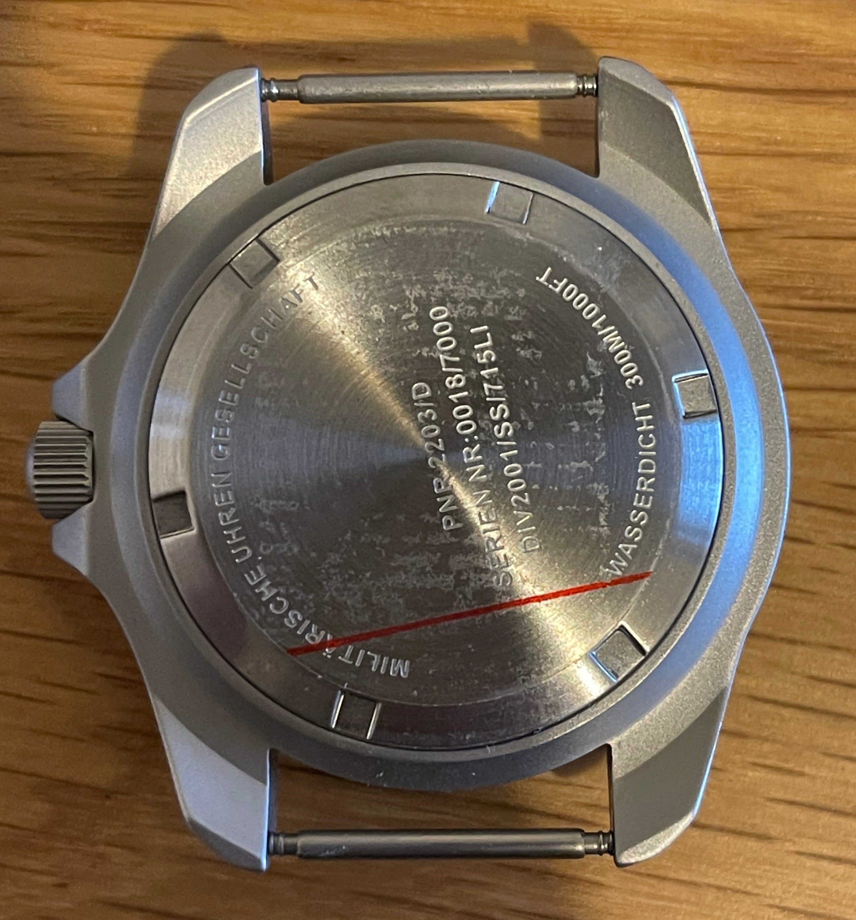 Paire de goupilles de montre conçues pour créer l'apparence d'une montre militaire avec barres fixes solides
