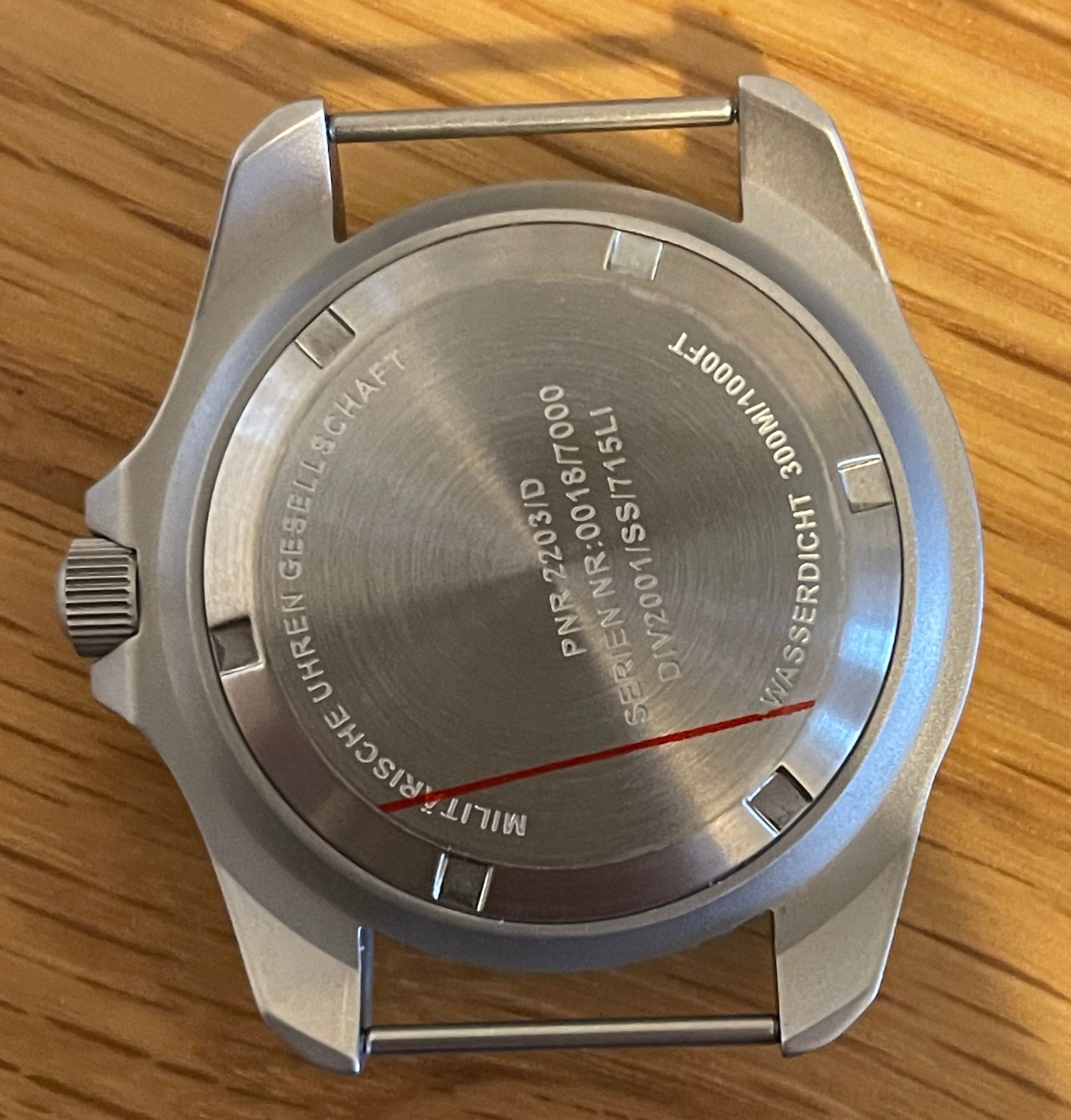 Paire de goupilles de montre conçues pour créer l'apparence d'une montre militaire avec barres fixes solides