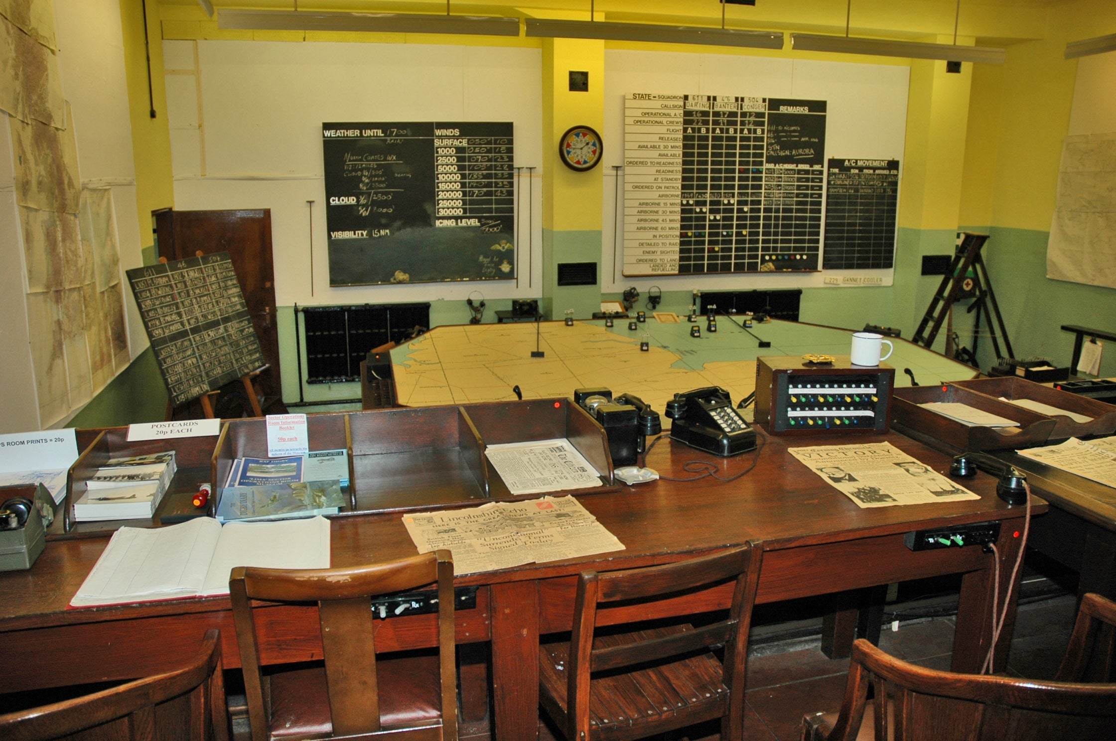 RAF 1940「バトル・オブ・ブリテン」パターンレプリカセクター壁掛け時計、サイレントクォーツムーブメントとスイープ秒針付き（サイズ12インチ／30.5cm）